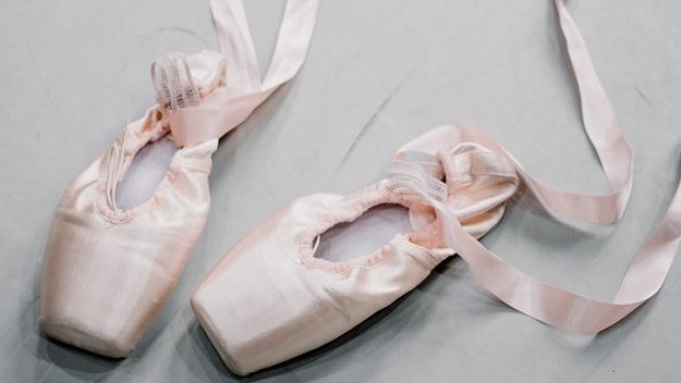 Pointe shoes with silk ribbon