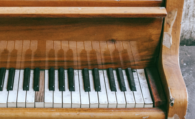 An old piano with a chipped key.